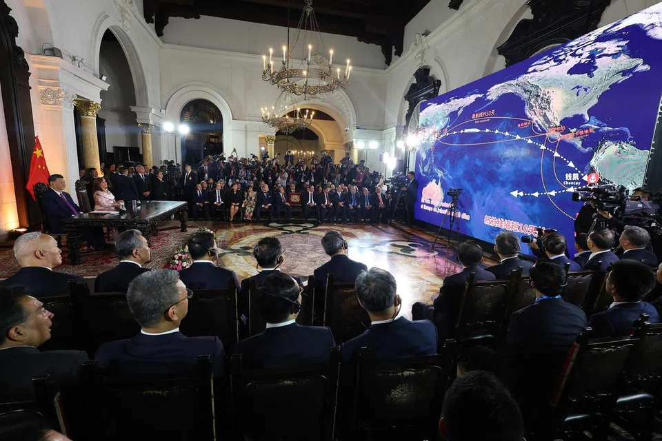 (Kiri) Presiden Xi Jinping bagi China dan Presiden Peru, Cik Dina Boluarte, menghadiri majlis perasmian maya “megaport” Chancay di bandar kecil Chancay, 78 kilometer ke utara ibu kota Peru, di Istana Pemerintah  Lima pada 14 November sempena Sidang Puncak Kerjasama Ekonomi Asia-Pasifik (Apec).