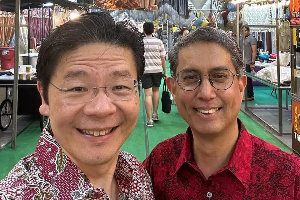 Timbalan Perdana Menteri merangkap Menteri Kewangan, Encik Lawrence Wong, jalan-jalan di Bazar Geylang Serai bersama Menteri Negara (Ehwal Dalam Negeri merangkap Pembangunan Negara), Profesor Madya Dr Muhammad Faishal Ibrahim.