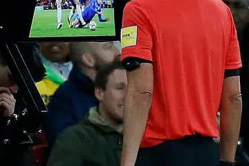 INSIDEN TENGKARAH: Pengadil Deniz Aytekin menonton rakaman VAR sebelum memberikan Italy penalti semasa pertarungan dengan England yang akhirnya berkesudahan 1-1. - Foto AFP