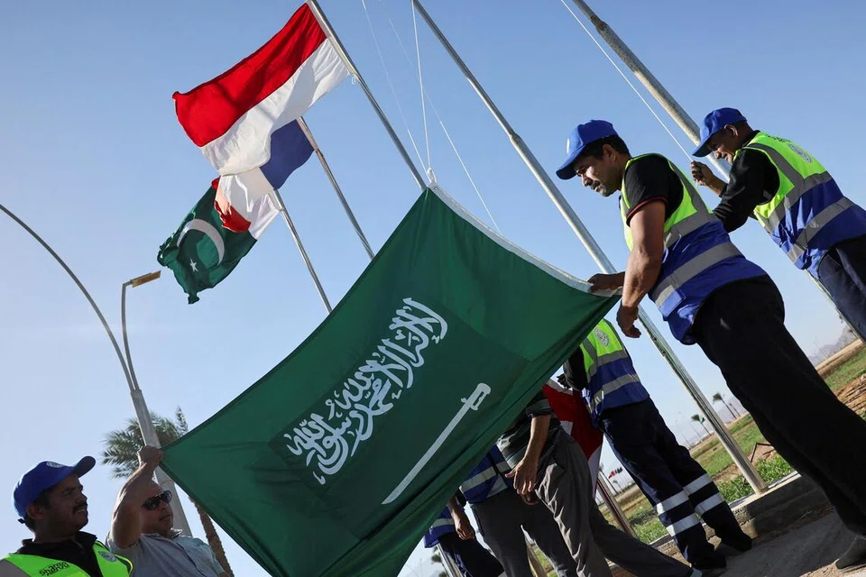 Pekerja majlis perbandaran menaikkan bendera Arab Saudi semasa persiapan bagi satu sidang puncak antarabangsa mengenai Gaza, di tengah-tengah gencatan senjata antara Israel dan Hamas, di pusat peranginan Laut Merah, Sharm el-Sheikh, Mesir, pada 11 Oktober 2025