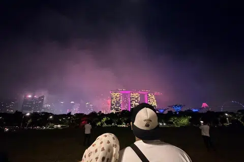 Cik Aisyah, mengakui bahawa beliau sudah lama inginkan detik lamaran yang istimewa dan tindakan romantik Encik Fadzly itu membuatkannya rasa istimewa.