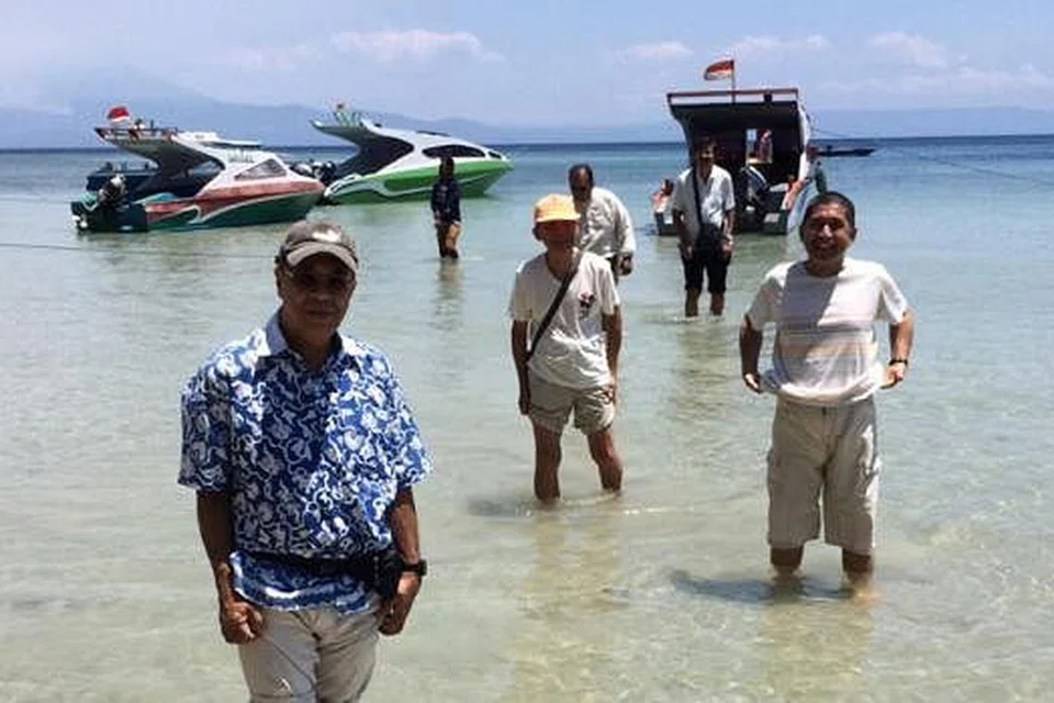 AIR JERNIH: Turun merandai dari bot laju ke pantai.