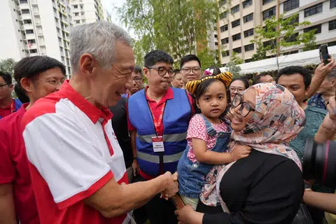 Perdana Menteri, Encik Lee Hsien Loong (depan, kiri), beramah mesra bersama para penduduk Fernvale di acara Hari Ibu pada 12 Mei