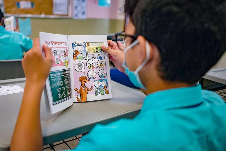 Sentiasa duduk tegak semasa membaca.
Hindari membaca semasa dalam perjalanan atau di kenderaan bergerak.