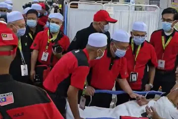 Menteri di Jabatan Perdana Menteri (Hal Ehwal Agama), Datuk Mohd Na’im Mokhtar (tiga dari kanan), menziarah anggota jemaah haji Malaysia yang uzur dan mendapatkan rawatan di Pusat Rawatan Tabung Haji di Makkah.