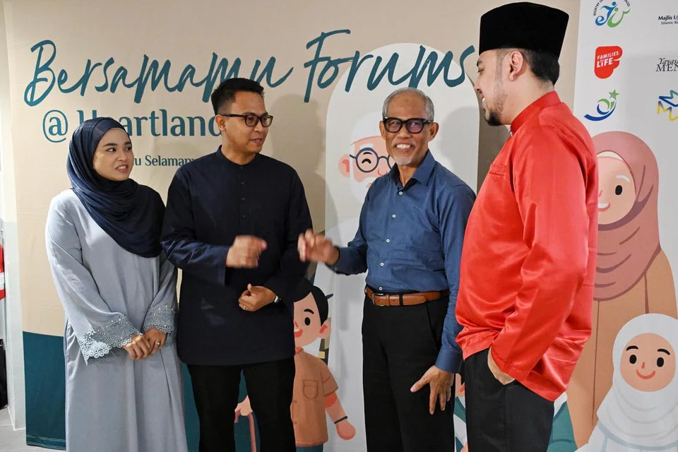 Antara program M³ ialah Bersamamu melibatkan kadi dan naib kadi yang menjadi sumber sokongan dan nasihat bagi pasangan dari masa sebelum mereka bernikah hingga dua tahun pertama perkahwinan mereka. (Dari kiri) Cik Nurul Syafiqah Mohamad Zailani dan Encik Muhammad Alfi Muhammad Ramli beramah mesra dengan naib kadi mereka, Ustaz Khairil Amri Abdul Hamid, (dua dari kanan) dan Encik Masagos Zulkifli Masagos Mohamad selepas ceramah Bersamamu Hingga Ke Surga yang diadakan di bawah siri Bersamamu Forums @ the Heartlands pada 28 September.
