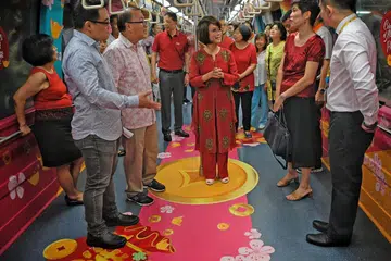 PERAYAAN SEMPENA TAHUN BARU CINA: Anggota Parlimen GRC Jalan Besar, Dr Lily Neo (tengah) bersama pegawai akar umbi dan LTA telah melancarkan kereta api bertema Tahun Baru Cina minggu lalu. - Foto BH oleh MARK CHEONG