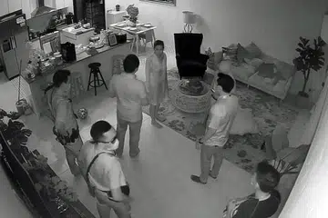 TULAR:Pelakon Nick Mikhail memuatnaikkan video di Instagram mengenai pegawai URA dan pegawai polis yang memasuki rumahnya pada 31 Julai lalu. - Foto NICK MIKHAIL / INSTAGRAM