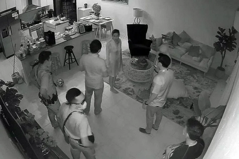 TULAR:Pelakon Nick Mikhail memuatnaikkan video di Instagram mengenai pegawai URA dan pegawai polis yang memasuki rumahnya pada 31 Julai lalu. - Foto NICK MIKHAIL / INSTAGRAM