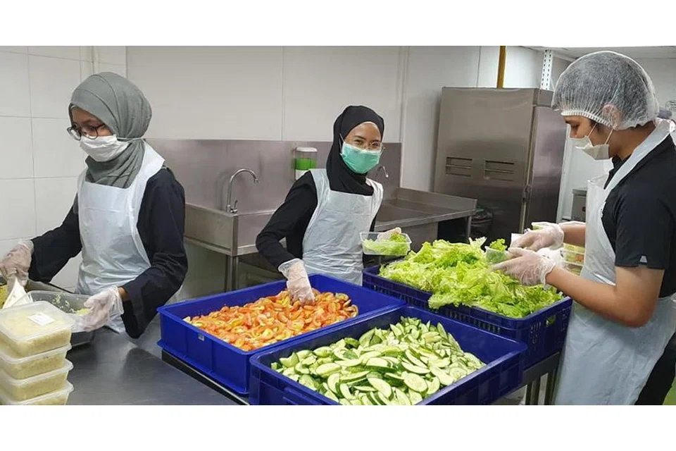 KURANG DIKENALI: Selain pekerja kesihatan, operator makanan 'tingkat' adalah antara pekerja 'barisan depan' yang kurang dikenali yang bekerja tanpa lelah untuk menyediakan makanan yang lazat dan sihat untuk ramai dalam masyarakat, terutama dalam tempoh pemutus litar ini. - Foto MAMANDA