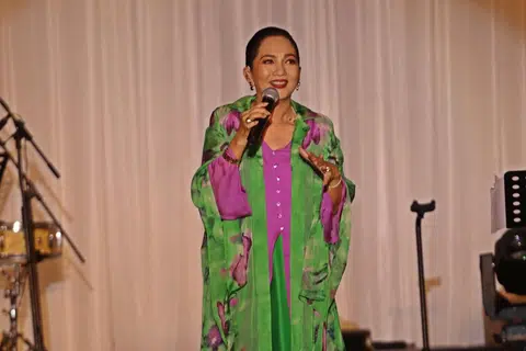 JAGA DIRI AGAR BERDAYA TAHAN: Datuk Sheila Majid tekankan penjagaan kesihatan dan kerja seni untuk terus kekal relevan dalam industri hiburan Nusantara.