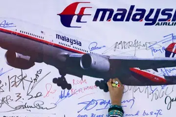 Malaysia meneruskan pencarian pesawat MH370 yang hilang pada 8 Mac 20.