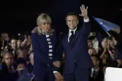 IKRAR KHIDMAT KEPADA SEMUA: Encik Macron dan isterinya Brigitte semasa meraikan kemenangan Encik Macron di pilihan raya presiden semalam. Encik Macron berkata beliau akan berkhidmat untuk membantu semua rakyat Perancis, antaranya dalam isu kos sara hidup. - Foto REUTERS
