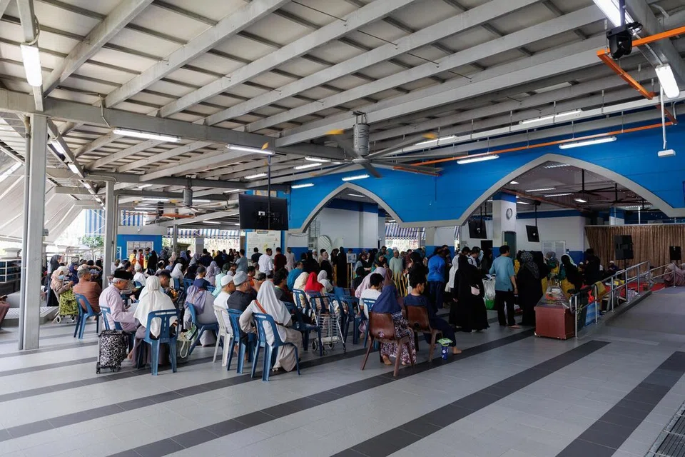 Para sohibul menanti giliran untuk ibadah korban atau mengambil daging korban di Masjid Al-Istighfar pada 27 Mei.