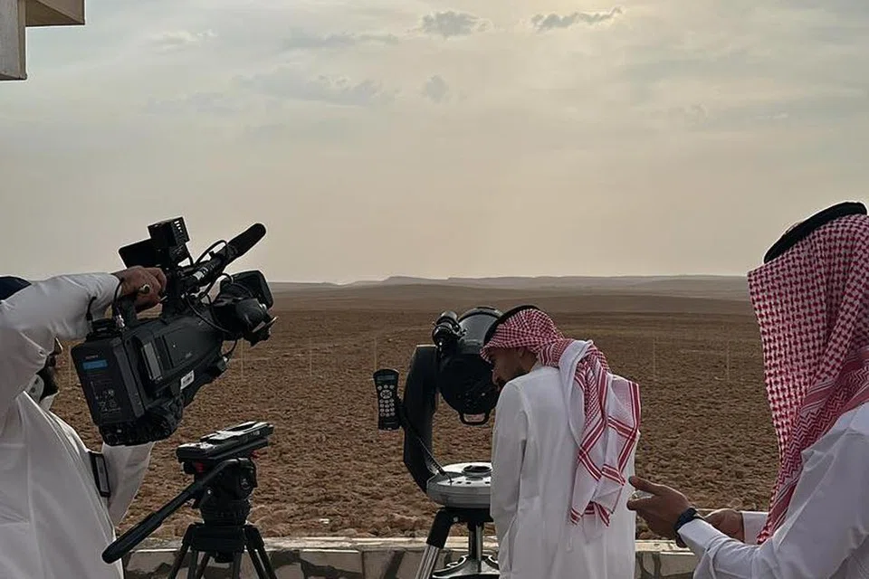 Ahli astronomi Arab Saudi dari Balai Cerap Astronomi di Sudair, bersiap sedia untuk melihat anak bulan.Syawal pada petang Isnin, 29 Ramadan, bersamaan dengan 8 April. 