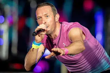 TERSENTUH DENGAN NASIB PELARIAN: Vokalis Coldplay, Chris Martin, menjelaskan bahawa ‘Aliens’ adalah hasil karya tentang krisis pelarian yang menderita kerana terbiar tanpa kediaman dan terpaksa meninggalkan negara kelahiran demi kedamaian.