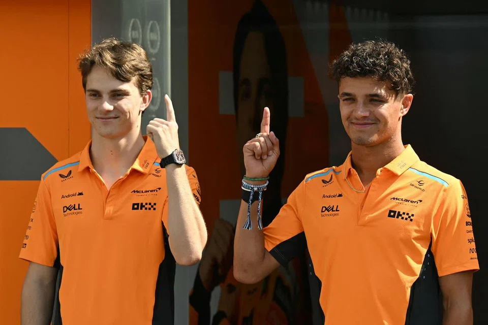Kededua pemandu McLaren, Lando Norris Norris (kanan) dan rakan sepasukannya, Oscar Piastri, disebut-sebut mampu mencatat kejutan pada musim F1 ini.
