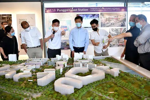 MRT BARU: Menteri Pengangkutan, Encik Ong Ye Kung melihat model berskala bagi MRT Punggol Coast semalam. Stesen MRT Punggol Coast dijangka siap menjelang 2024, dengan kira-kira 40 peratus kerja pembinaan selesai. - Foto BH oleh LIM YAOHUI