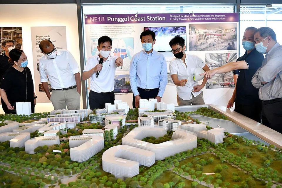 MRT BARU: Menteri Pengangkutan, Encik Ong Ye Kung melihat model berskala bagi MRT Punggol Coast semalam. Stesen MRT Punggol Coast dijangka siap menjelang 2024, dengan kira-kira 40 peratus kerja pembinaan selesai. - Foto BH oleh LIM YAOHUI