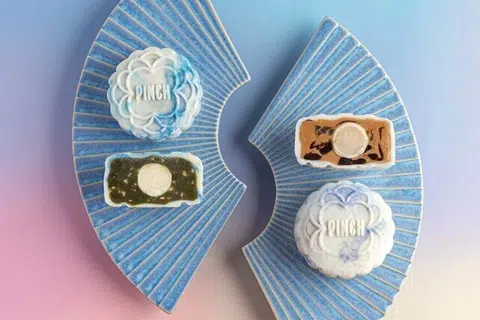 (Dari kiri) Perisa kuih bulan dari The Pinch Bakehouse, ‘White Jade Pistachio Mooncake’ dan ‘Milk Tea Mochi Mooncake’. 
