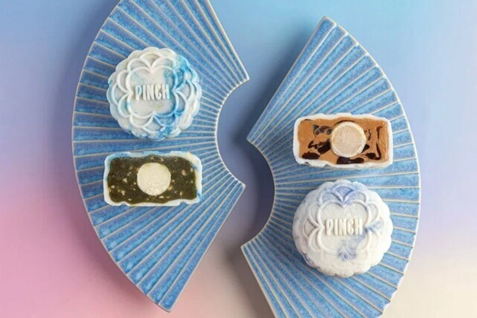 (Dari kiri) Perisa kuih bulan dari The Pinch Bakehouse, ‘White Jade Pistachio Mooncake’ dan ‘Milk Tea Mochi Mooncake’. 