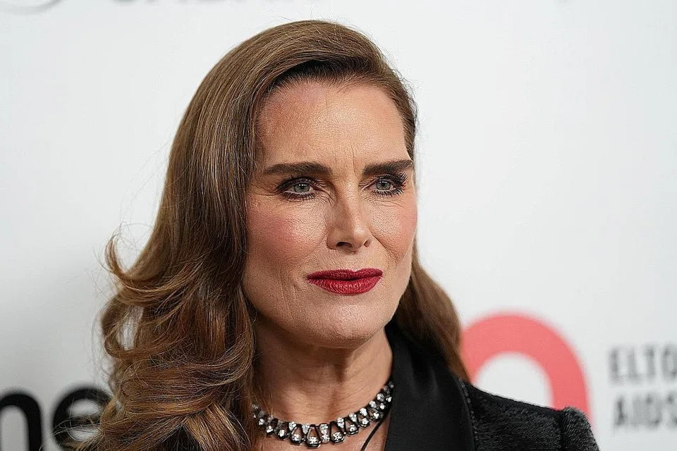BROOKE SHIELDS: Setelah 10 tahun menerima kek kelapa daripada Tom Cruise, beliau rasa terkilan kerana tidak masuk dalam senarai penerima kek itu lagi dan mengharapkan Cruise mengirim kek itu lagi buatnya. - Foto REUTERS 