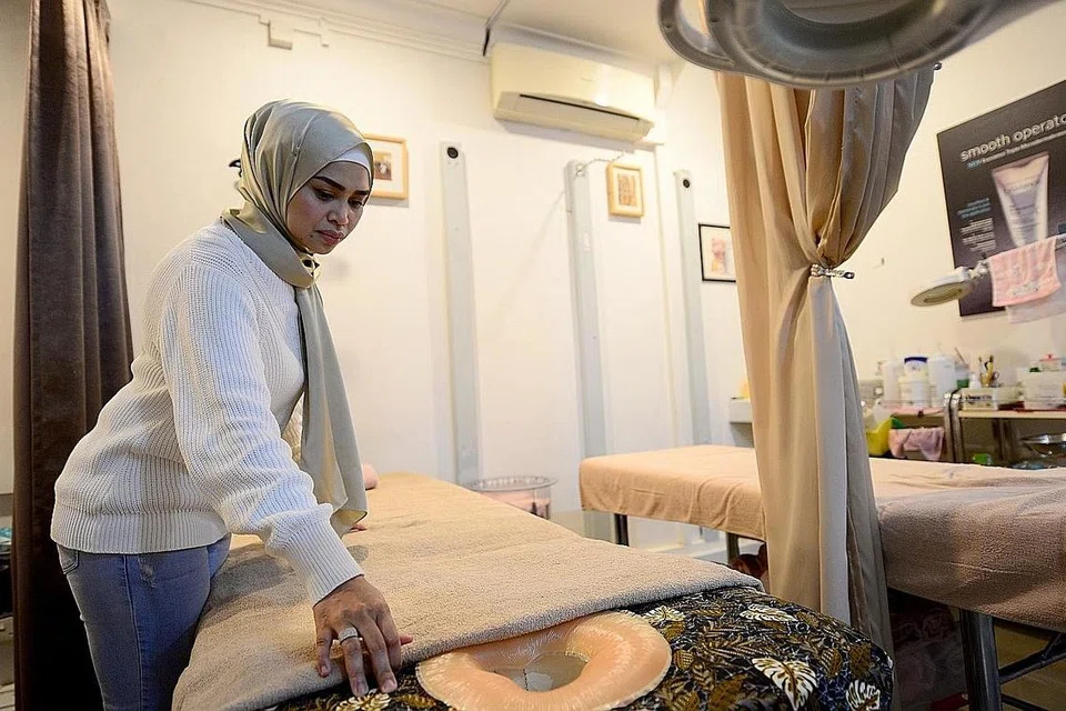 MANFAATKAN PELUANG BARU: Cik Harnie merasakan waktu sebulan yang ada sepanjang sekatan 'pemutus litar' ini dapat memberinya peluang memikirkan strategi baru untuk mengembangkan lagi perniagaannya. - Foto-Foto BM oleh FAKHRURADZI ISMAIL