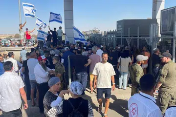 Sekumpulan aktivis sayap kanan Israel yang rapat dengan pemerintah bergegas ke Sde Teiman untuk menunjukkan sokongan terhadap askar Israel yang dituduh melakukan penderaan terhadap tahanan Palestin. 