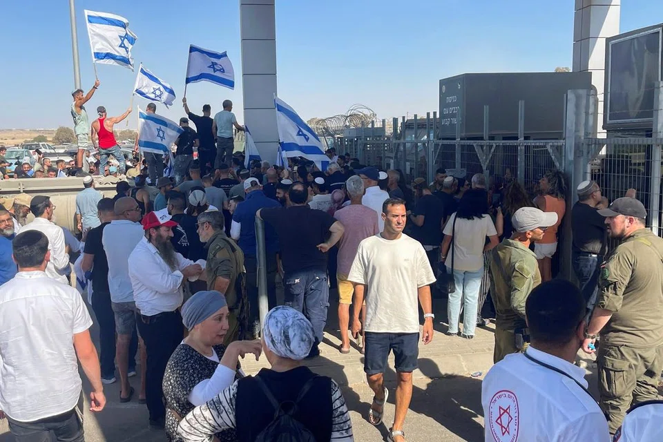 Sekumpulan aktivis sayap kanan Israel yang rapat dengan pemerintah bergegas ke Sde Teiman untuk menunjukkan sokongan terhadap askar Israel yang dituduh melakukan penderaan terhadap tahanan Palestin. 