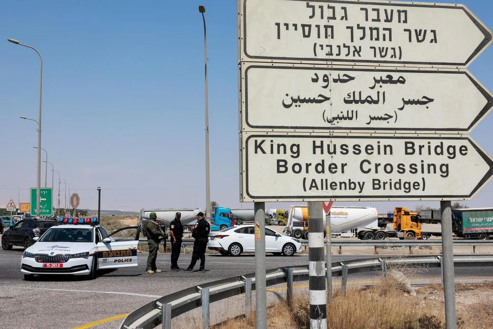 Pegawai polis Israel meronda di kawasan sekitar Lintasan Jambatan Allenby antara Tebing Barat dengan Jordan ekoran kejadian tembakan yang menyaksikan tiga orang awam Israel terbunuh pada 8 September.