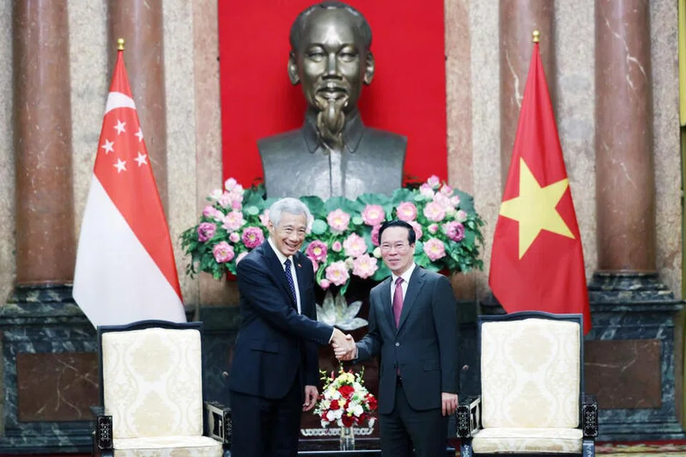 AKRAB: Perdana Menteri, Encik Lee Hsien Loong (kiri), bersalam mesra dengan Presiden Vietnam, Encik Vo Van Thuong, dalam satu pertemuan di Istana Presiden di Hanoi pada Isnin. 