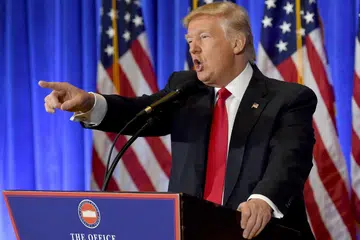 JUMPA MEDIA: Encik Donald Trump mengadakan sidang media pertamanya selepas memenangi pilihan raya presiden Amerika November lalu dengan menjawab pelbagai isu termasuk yang menyentuh isu peribadinya. - Foto AFP