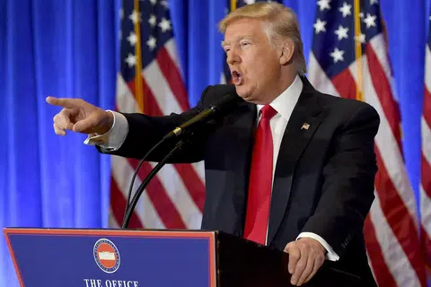 JUMPA MEDIA: Encik Donald Trump mengadakan sidang media pertamanya selepas memenangi pilihan raya presiden Amerika November lalu dengan menjawab pelbagai isu termasuk yang menyentuh isu peribadinya. - Foto AFP