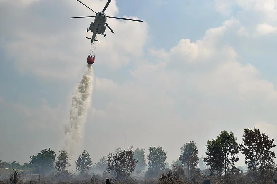 AWASI TOMPOK PANAS: Gambar pasukan tentera menggunakan helkopter Super Puma di Pekanbaru, wilayah Riau sebagai langkah pencegahan selepas berlaku kebakaran hutan.