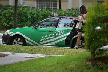 TAMBANG JELAS, TELUS: Majlis Pengangkutan Awam (PTC) akan diberi kuasa untuk pastikan tambang khidmat penyedia kereta sewa privet (PHC) adalah jelas dan telus, seperti tambang teksi. Ini merupakan antara perubahan di bawah rangka kerja peraturan bagi sektor pengangkutan Penumpang Dari Satu Tempat Ke Satu Tempat (P2P). - Foto fail