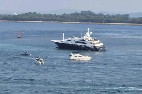 TERKANDAS: Sebuah kapal layar yang dilaporkan dimiliki seorang usahawan perlombongan dan bekas anggota parlimen Australia, Encik Clive Palmer, terkandas di Selat Buran berhampiran Sentosa pada Isnin petang.