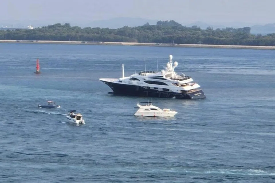 TERKANDAS: Sebuah kapal layar yang dilaporkan dimiliki seorang usahawan perlombongan dan bekas anggota parlimen Australia, Encik Clive Palmer, terkandas di Selat Buran berhampiran Sentosa pada Isnin petang.