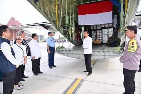 BANTUAN KEMANUSIAAN: Presiden Indonesia, Encik Joko Widodo (dua dari kanan), menyaksikan keberangkatan lebih 50 tan kiriman  bantuan dari sebuah pangkalan udara Jakarta dengan diperhatikan Menteri Pertahanan, Encik Prabowo Subianto (empat dari kanan). Encik Prabowo  turut menyatakan Indonesia akan mengirim kapal hospital untuk rawatan pelarian Palestine di Gaza. 