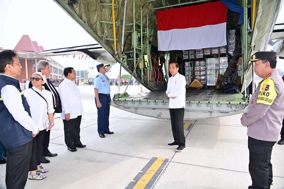 BANTUAN KEMANUSIAAN: Presiden Indonesia, Encik Joko Widodo (dua dari kanan), menyaksikan keberangkatan lebih 50 tan kiriman  bantuan dari sebuah pangkalan udara Jakarta dengan diperhatikan Menteri Pertahanan, Encik Prabowo Subianto (empat dari kanan). Encik Prabowo  turut menyatakan Indonesia akan mengirim kapal hospital untuk rawatan pelarian Palestine di Gaza. 