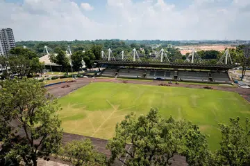 Stadium Yishun dan Dewan Sukan Yishun di Yishun Avenue 1 adalah antara kemudahan di Pusat Sukan Yishun yang dijangka dibangun semula.  