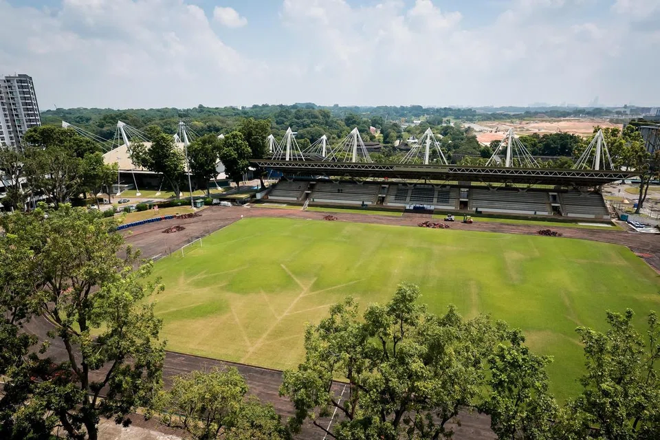 Stadium Yishun dan Dewan Sukan Yishun di Yishun Avenue 1 adalah antara kemudahan di Pusat Sukan Yishun yang dijangka dibangun semula.  