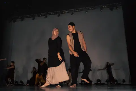 RENTAK TARI SEDEKAD: Lulusan Politeknik Republic (RP) yang juga suami isteri, Soffian Kosman (kanan) dan Siti Munirah Muhammad Ma’ruf, meraikan ulang tahun ke-10 perkahwinan mereka dengan menari bersama buat kali pertama di pentas ‘Konsert Tarian Muse XII’ di RP baru-baru ini.