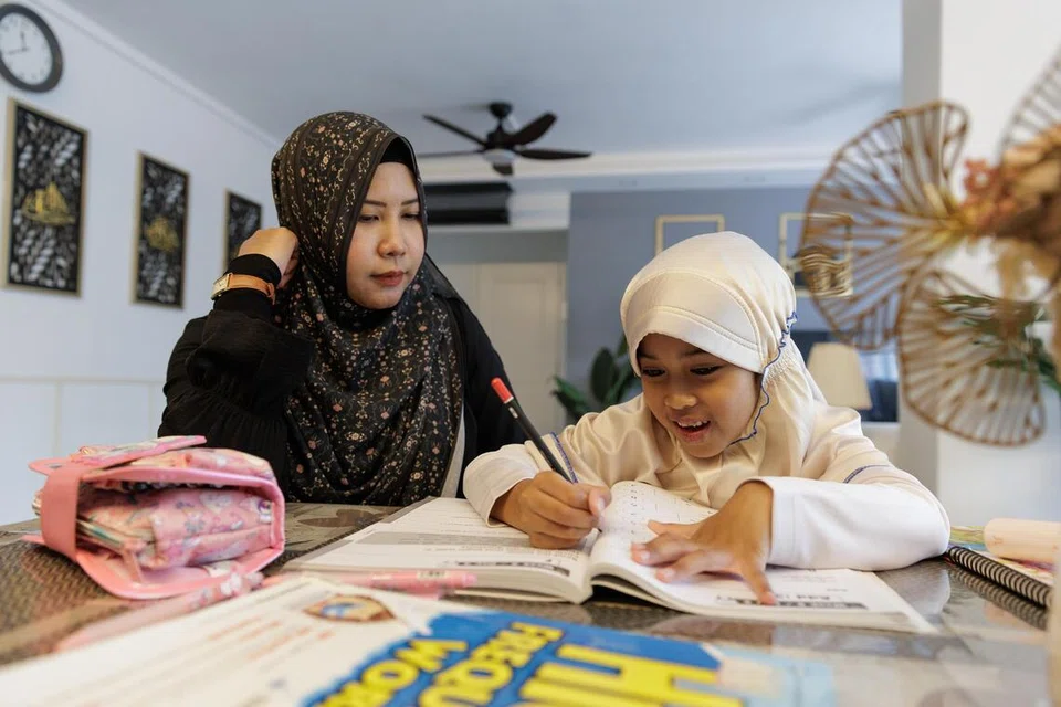 ‘Bayi Covid’, Ayra Sofiya Othman, dibimbing di rumah oleh ibunya, Cik A’bidah Yahya, yang memberi tumpuan kepada Bahasa Inggeris, Bahasa Melayu dan Matematik sebagai persediaan melangkah ke sekolah rendah pada 2027. Selain itu, Ayra juga gemar melukis dan mengekspresikan diri, selain menunjukkan sikap berdikari.