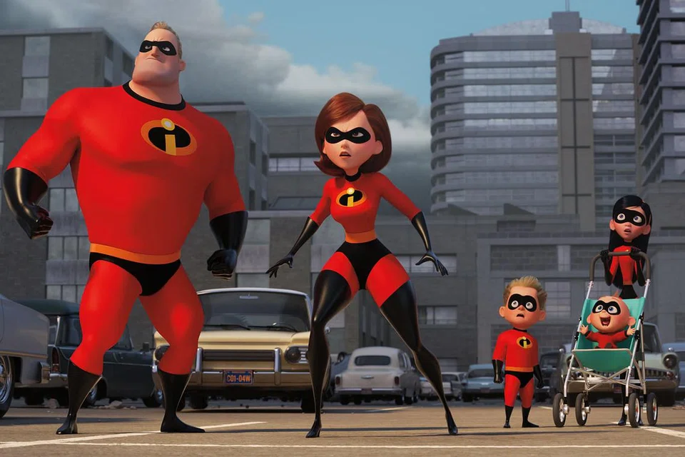 ANTARA ADEGAN: Watak Elastigirl (dua dari kiri) dengan suara Holly Hunter, merupakan watak protagonis yang hebat. - Foto WALT DISNEY COMPANY 