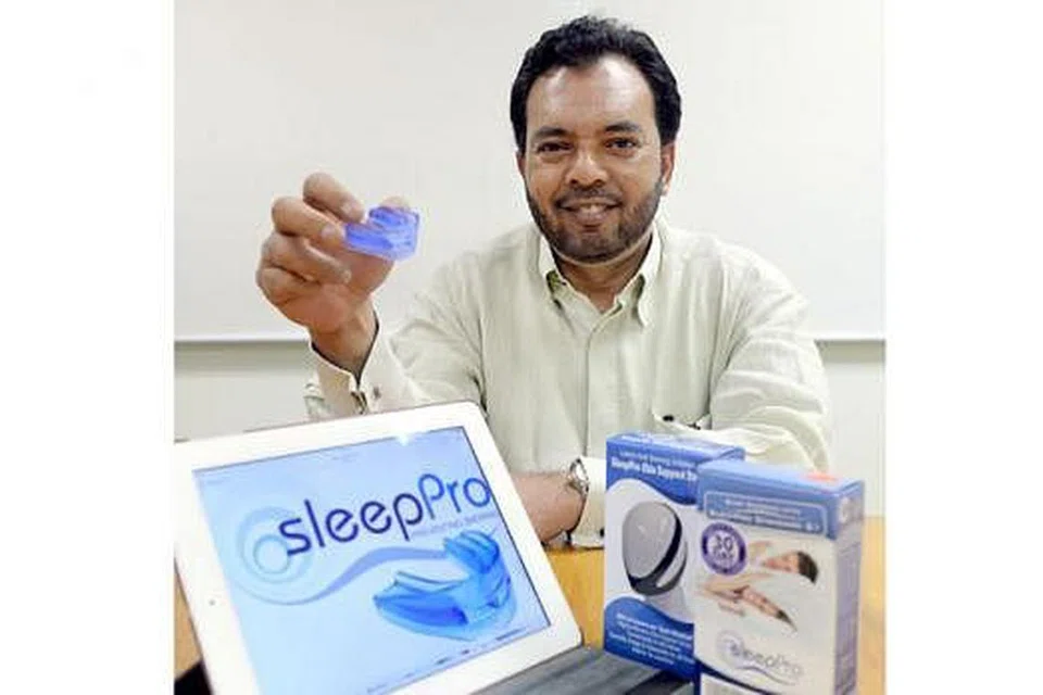 POTENSI NIAGA: Encik A. Rahim merebut peluang menjadi pengedar utama alat antidengkur setelah mendaftar syarikat dalam taliannya di sini - Foto TAUFIK A. KADER