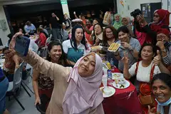 BERBUKA PUASA BERSAMA: Lebih 50 pekerja domestik migran dari pelbagai negara telah berbuka puasa bersama di Hab Persatuan Pekerja Domestik Asing bagi Sokongan Sosial dan Latihan (Fast). - Foto BH oleh JASON QUAH