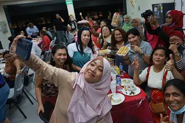 BERBUKA PUASA BERSAMA: Lebih 50 pekerja domestik migran dari pelbagai negara telah berbuka puasa bersama di Hab Persatuan Pekerja Domestik Asing bagi Sokongan Sosial dan Latihan (Fast). - Foto BH oleh JASON QUAH