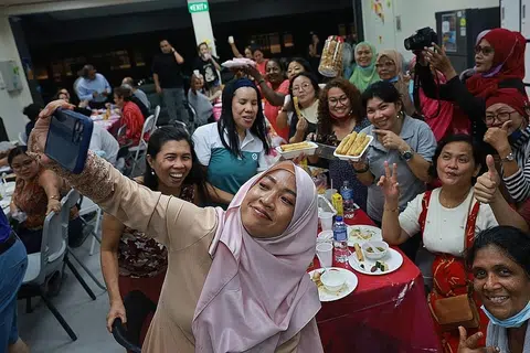 BERBUKA PUASA BERSAMA: Lebih 50 pekerja domestik migran dari pelbagai negara telah berbuka puasa bersama di Hab Persatuan Pekerja Domestik Asing bagi Sokongan Sosial dan Latihan (Fast). - Foto BH oleh JASON QUAH