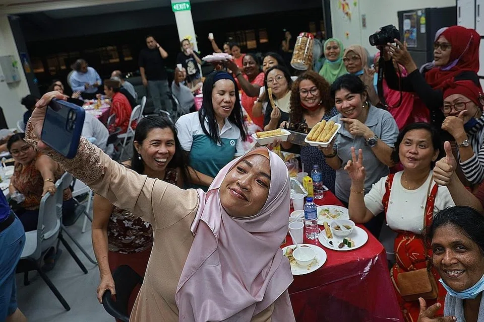 BERBUKA PUASA BERSAMA: Lebih 50 pekerja domestik migran dari pelbagai negara telah berbuka puasa bersama di Hab Persatuan Pekerja Domestik Asing bagi Sokongan Sosial dan Latihan (Fast). - Foto BH oleh JASON QUAH