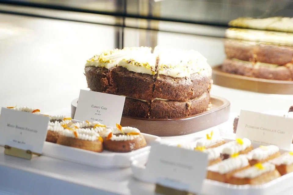 Tetamu boleh pilih pelbagai kek dan pastri yang disediakan dengan antara yang popular ialah Carrot Cake yang berharga $8.50.